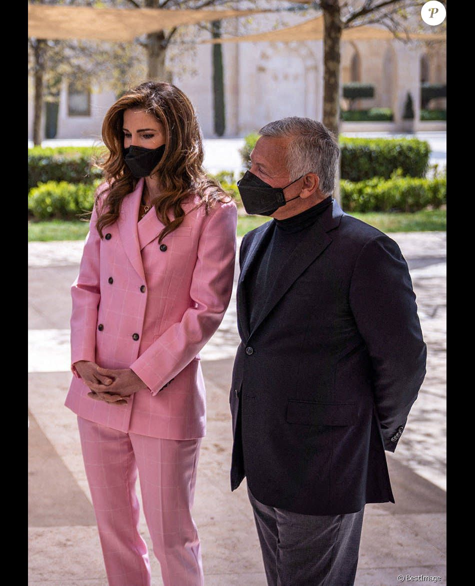 Le roi Abdallah de Jordanie et la Reine Rania visitent un marché de rue à Amman, mars 2021.