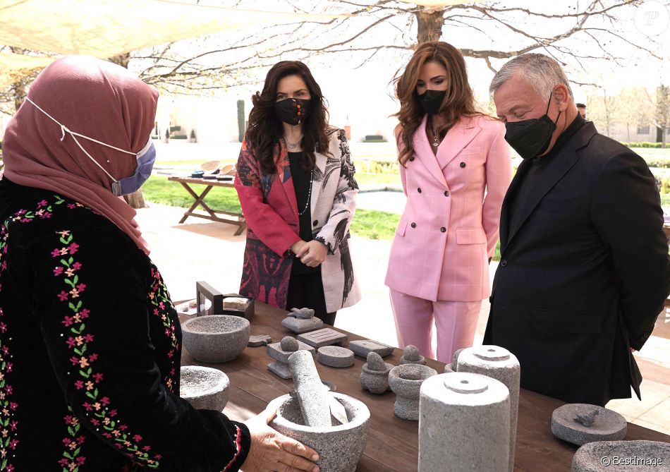 Le roi Abdallah de Jordanie et la Reine Rania visitent un marché de rue à Amman, mars 2021.