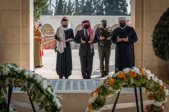 Le Roi Abdallah de Jordanie, la Reine Rania et le Prince Al Hussein visitent la tombe du Roi Hussein pour les 22 ans de sa mort, février 2021.