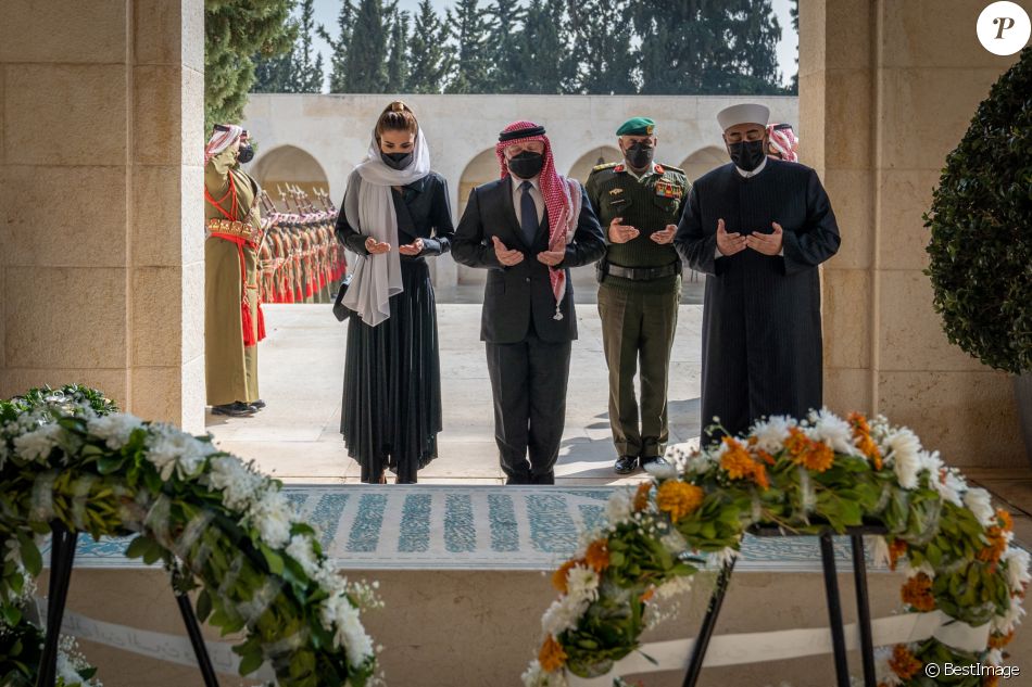 Le Roi Abdallah de Jordanie, la Reine Rania et le Prince Al Hussein visitent la tombe du Roi Hussein pour les 22 ans de sa mort, février 2021.