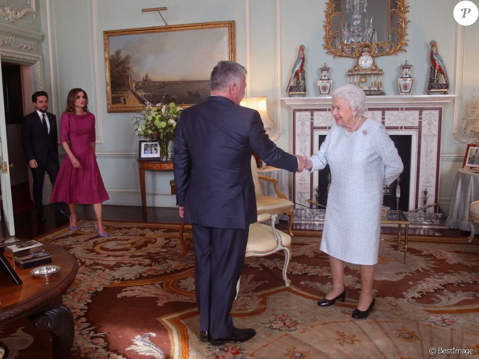 La reine Elisabeth II d'Angleterre en audience avec le roi Abdallah II de Jordanie et la reine Rania au palais de Buckingham à Londres. Le 28 février 2019