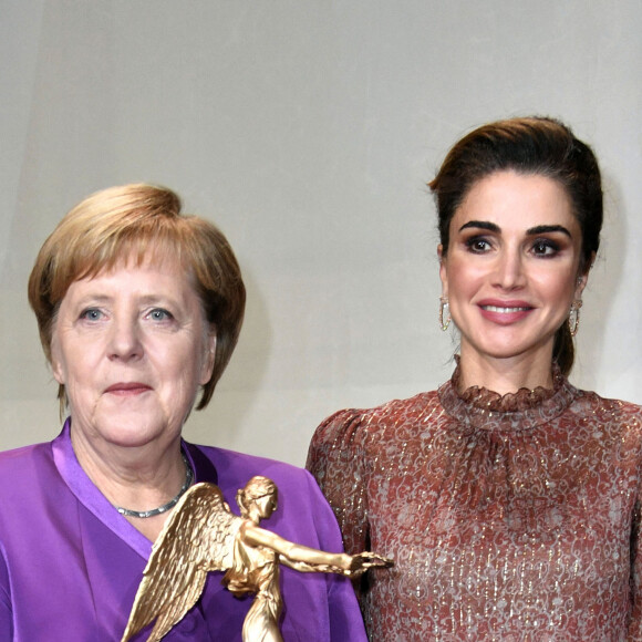 La reine Rania de Jordanie a remis le "Golden Victoria Honorary for political leadership" à la chancelière allemande Angela Merkel lors de la soirée Publisher's Night de l'Association des éditeurs allemands de magazines à Berlin, Allemagne, le 5 novembre 2018.