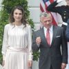 Rania de Jordanie de retour à la Maison Blanche : look éclatant et tea time avec Jill Biden