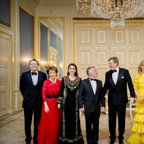 Le prince Constantijn des Pays-Bas, la princesse Margriet des Pays-Bas, la reine Rania de Jordanie, le roi Abdallah II de Jordanie, le roi Willem-Alexander des Pays-Bas, la reine Maxima des Pays-Bas et la princesse Beatrix des Pays-Bas - Le roi et la reine des Pays-Bas reçoivent le roi et la reine de Jordanie pour un dîner au palais Noordeinde à La Haye, Pays-Bas, le 20 mars 2018.