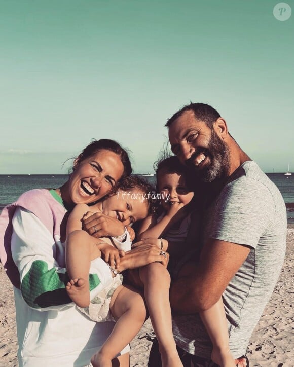 Tiffany Cruchou en vacances à la Baule avec son mari Justin et leurs filles Romy et Zélie, juillet 2021