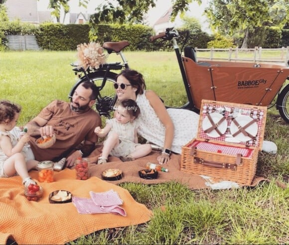 Tiffany Cruchou avec son mari Justin et leurs filles Romy et Zélie lors d'un pique-nique