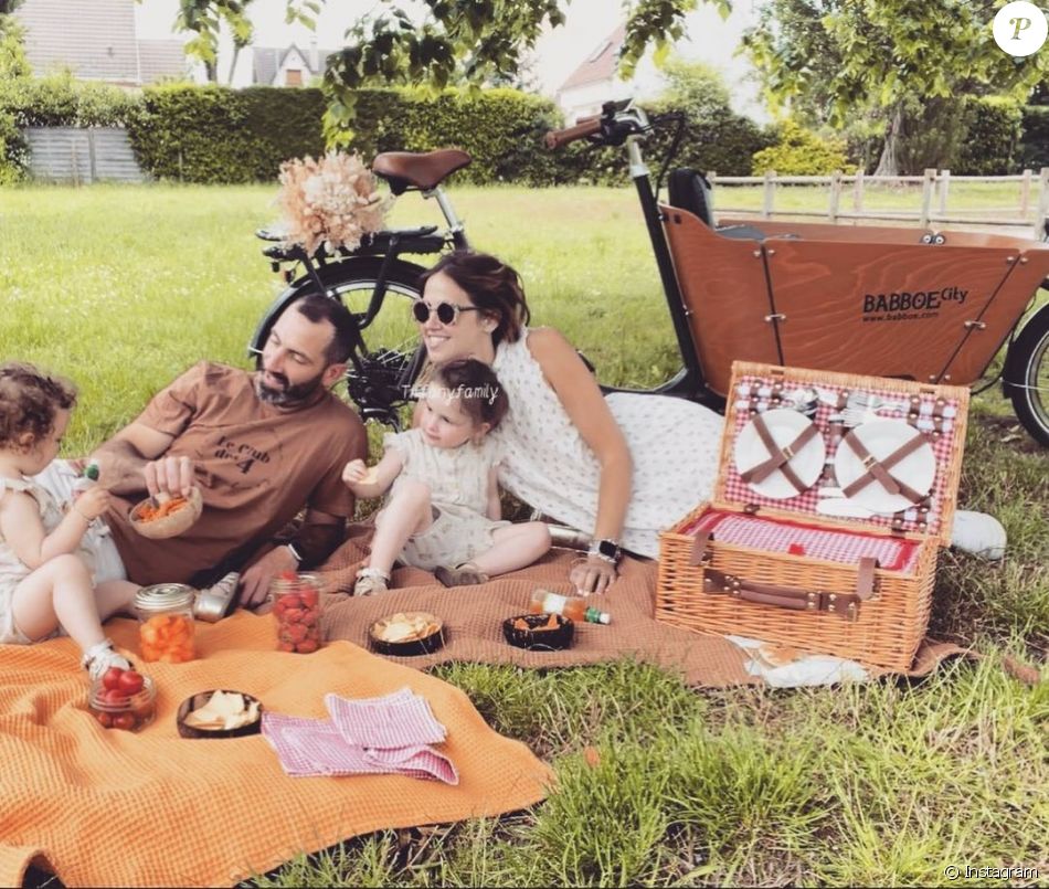 Tiffany Cruchou avec son mari Justin et leurs filles Romy et Zélie lors d'un pique-nique