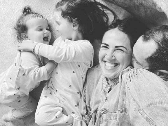 Tiffany Cruchou avec Justin, Romy et Zélie, belle photo de famille