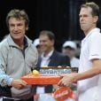 Boris Becker fête ses 42 ans avec sa femme et ses copains tennismen, le 21/11/09, à Prague, un jour avant le jour J. C'est Mats Wilander et Stefan Edberg qui lui ont apporté son gâteau. 