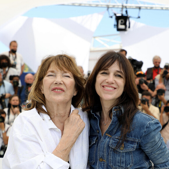 Jane Birkin et Charlotte Gainsbourg au photocall du film Jane par Charlotte (Cannes première) lors du 74ème festival international du film de Cannes le 8 juillet 2021 © Borde / Jacovides / Moreau / Bestimage 