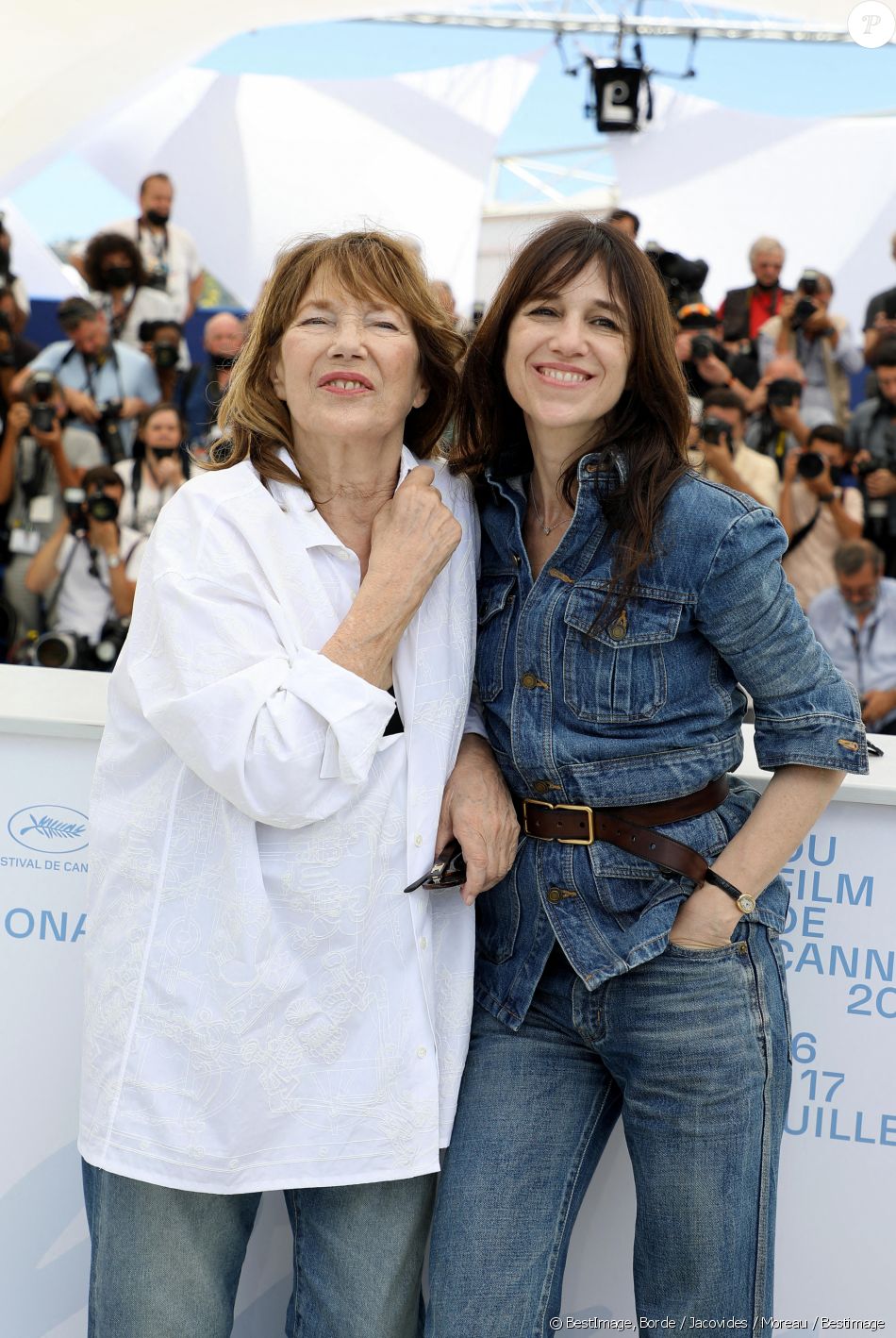 Jane Birkin et Charlotte Gainsbourg au photocall du film Jane par Charlotte (Cannes première) lors du 74ème festival international du film de Cannes le 8 juillet 2021 © Borde / Jacovides / Moreau / Bestimage