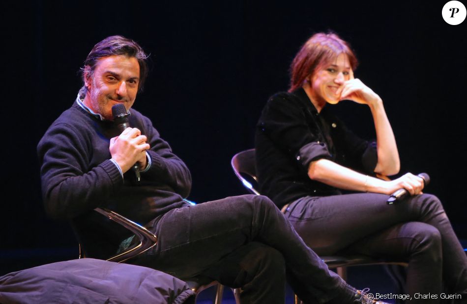 Conversation avec Charlotte Gainsbourg et son compagnon Yvan Attal après la première du film "Mon chien stupide" lors de la soirée d'ouverture de "The French Cinema Week" à New York, le 12 novembre 2019.