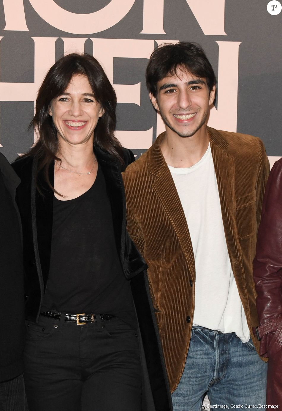 Ben Attal et sa mère Charlotte Gainsbourg - Avant-première du film "Mon chien stupide" au cinéma UGC Normandie à Paris, le 22 octobre 2019. © Coadic Guirec/Bestimage