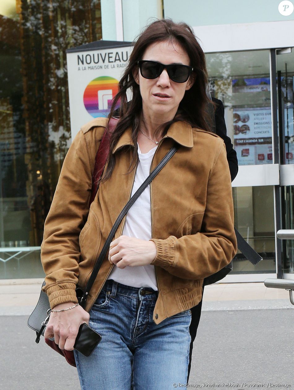 Charlotte Gainsbourg et son compagnon Yvan Attal quittent les studios de Radio France à Paris, le 23 octobre 2019. © Jonathan Rebboah / Panoramic / Bestimage