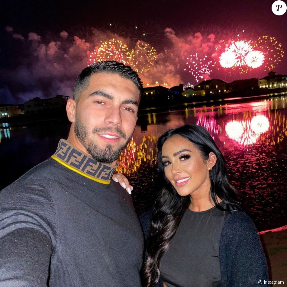 Fidji Ruiz, candidate de télé-réalité, est en couple avec le charmant Anas.