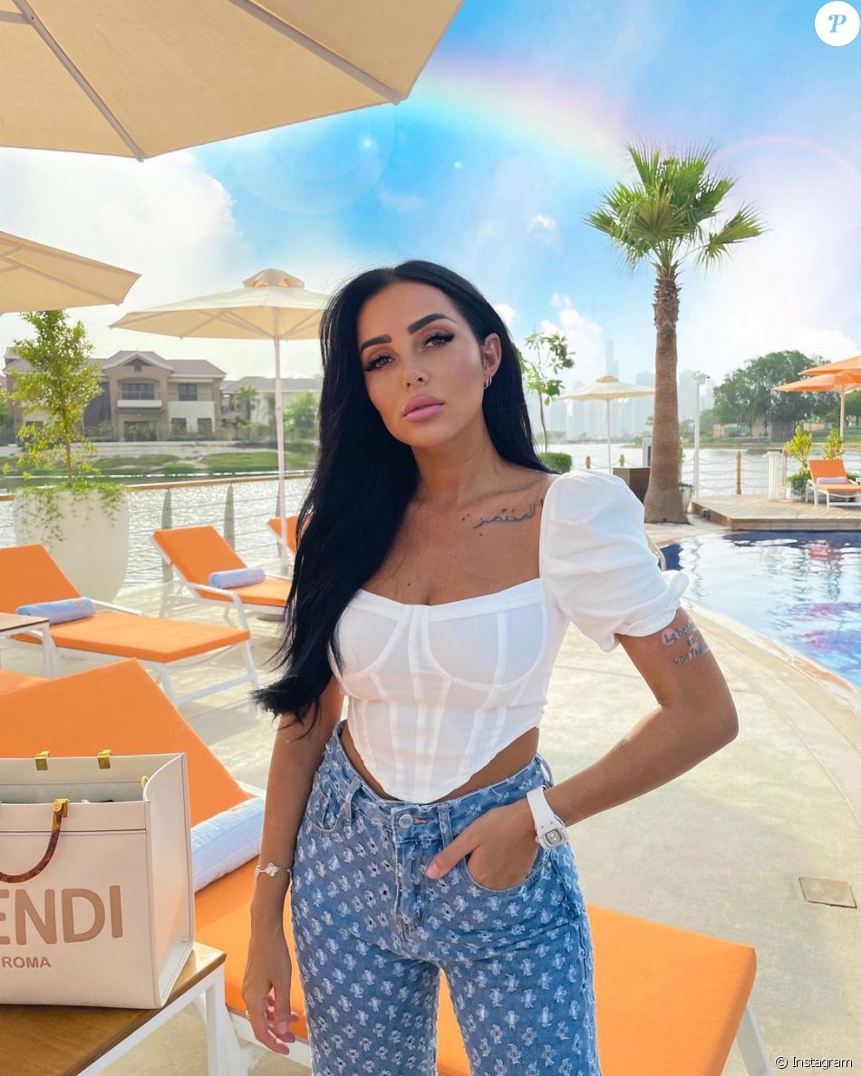 Fidji Ruiz, candidate de télé-réalité, est en couple avec le charmant Anas.