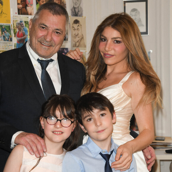 Jean-Marie Bigard, sa femme Lola Marois et leurs enfants Bella et Jules lors de la cérémonie oecuménique à l'occasion du renouvellement de leurs voeux pour leur 10 ans de mariage. Le 27 mai 2021 © Coadic Guirec / Bestimage