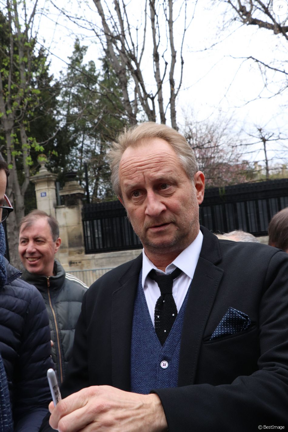 Benoît Poelvoorde à la sortie de l'enregistrement de l'émission Vivement Dimanche à Paris le 20 mars 2019.