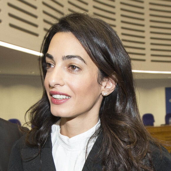 Amal Alamuddin Clooney quitte l'audience ou elle plaide pour défendre l'Arménie devant la cour Européenne des droits de l'homme à à Strasbourg le 28 janvier 2015. L'avocate internationale Amal Alamuddin est à Strasbourg ce matin, à la Cour européenne des droits de l'homme où elle intervient concernant un dossier portant sur la négation du génocide arménien. La Suisse est poursuivie devant la Cour européenne par un homme politique turc, Dogu Perinçek, pour l'avoir condamné pour négation du génocide arménien sur son territoire.