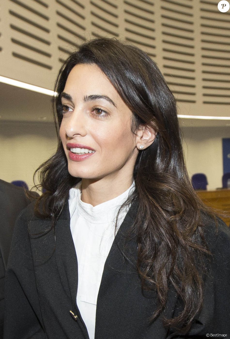 Amal Alamuddin Clooney quitte l'audience ou elle plaide pour défendre l'Arménie devant la cour Européenne des droits de l'homme à à Strasbourg le 28 janvier 2015. L'avocate internationale Amal Alamuddin est à Strasbourg ce matin, à la Cour européenne des droits de l'homme où elle intervient concernant un dossier portant sur la négation du génocide arménien. La Suisse est poursuivie devant la Cour européenne par un homme politique turc, Dogu Perinçek, pour l'avoir condamné pour négation du génocide arménien sur son territoire.