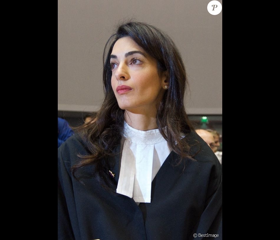 Amal Alamuddin Clooney quitte l'audience ou elle plaide pour défendre l'Arménie devant la cour Européenne des droits de l'homme à à Strasbourg le 28 janvier 2015. L'avocate internationale Amal Alamuddin est à Strasbourg ce matin, à la Cour européenne des droits de l'homme où elle intervient concernant un dossier portant sur la négation du génocide arménien. La Suisse est poursuivie devant la Cour européenne par un homme politique turc, Dogu Perinçek, pour l'avoir condamné pour négation du génocide arménien sur son territoire.