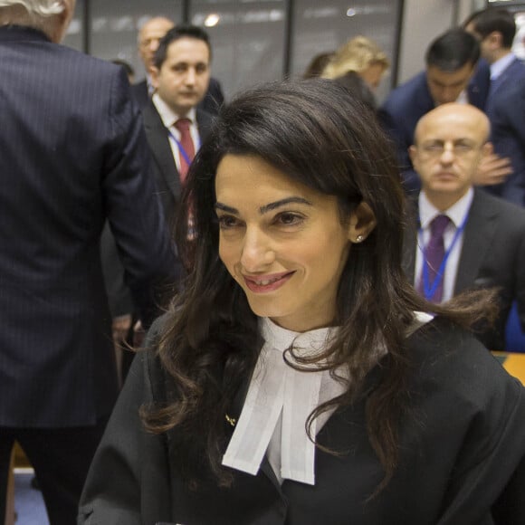 Amal Alamuddin Clooney quitte l'audience ou elle plaide pour défendre l'Arménie devant la cour Européenne des droits de l'homme à à Strasbourg le 28 janvier 2015. L'avocate internationale Amal Alamuddin est à Strasbourg ce matin, à la Cour européenne des droits de l'homme où elle intervient concernant un dossier portant sur la négation du génocide arménien. La Suisse est poursuivie devant la Cour européenne par un homme politique turc, Dogu Perinçek, pour l'avoir condamné pour négation du génocide arménien sur son territoire.