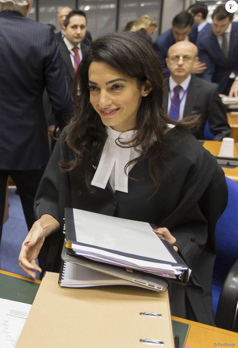 Amal Alamuddin Clooney quitte l'audience ou elle plaide pour défendre l'Arménie devant la cour Européenne des droits de l'homme à à Strasbourg le 28 janvier 2015. L'avocate internationale Amal Alamuddin est à Strasbourg ce matin, à la Cour européenne des droits de l'homme où elle intervient concernant un dossier portant sur la négation du génocide arménien. La Suisse est poursuivie devant la Cour européenne par un homme politique turc, Dogu Perinçek, pour l'avoir condamné pour négation du génocide arménien sur son territoire.