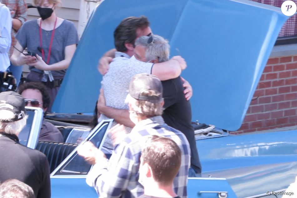 Exclusif - George Clooney enlace Ben Affleck le dernier jour du tournage du film "The tender bar" à Ipswich. Le 14 avril 2021.