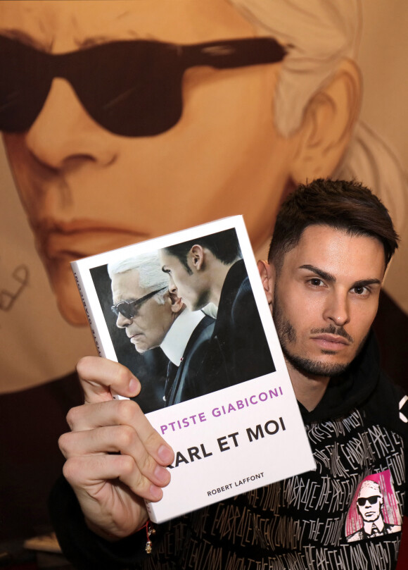 Exclusif - Baptiste Giabiconi dédicace son livre "Karl et moi" à l' EIDM (Ecole Internationale de Mode)à Paris le 29 février 2020. © Cédric Perrin/Bestimage 