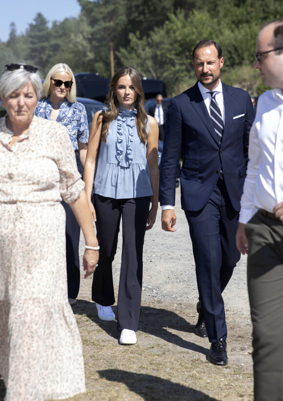 Le prince Haakon, la princesse Mette-Marit et la princesse Ingrid Alexandra de Norvège lors du 10ème anniversaire de la commémoration de l'attentat perpétré par Anders Breivik, à Utoya en 2011.