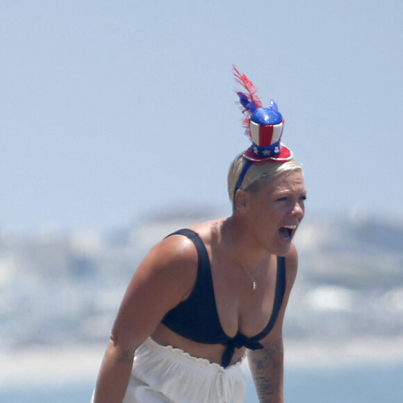 Exclusif - La chanteuse Pink célèbre la fête nationale du 4 juillet sur une plage de Malibu, Los Angeles, Californie, Etats-Unis, le 4 juillet 2021.