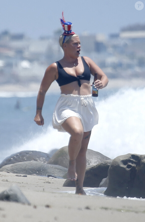 Exclusif - La chanteuse Pink célèbre la fête nationale du 4 juillet sur une plage de Malibu, Los Angeles, Californie, Etats-Unis, le 4 juillet 2021.