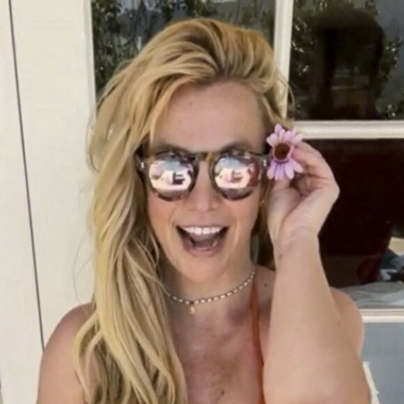 Captures d'écran de la vidéo de Britney Spears en maillot de bain qu'elle a postée sur son compte Instagram. © JLPPA/Bestimage