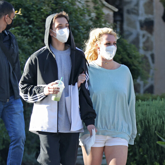 Exclusif - Une des première sorties de Britney Spears depuis l'épidémie de coronavirus (COVID-19) avec son compagnon Sam Asghari et un de ses fils à Los Angeles le 16 mars 2021.