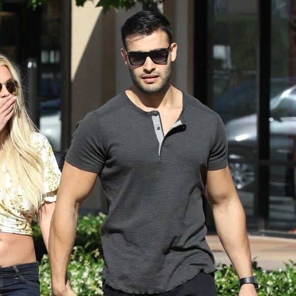 Britney Spears, souriante et rayonnante, se balade main dans la main avec son compagnon Sam Asghari à Camarillo en Californie. Le couple est allé faire du shopping chez GAP et est ensuite allé acheter de la nourriture à emporter dans un In-N-Out Burger. Britney est accompagnée de son garde du corps. Le 17 mai 2019