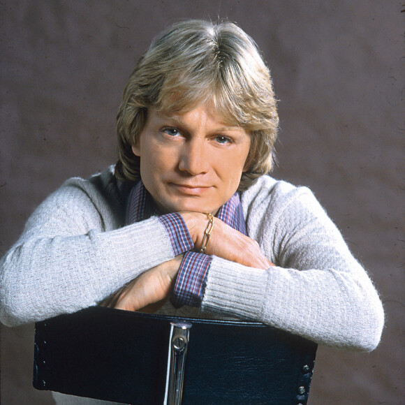 En France, Claude François posant en studio.