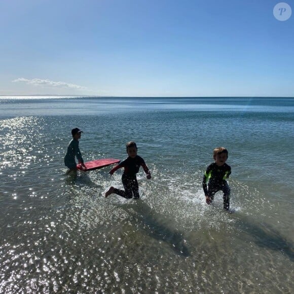 Elsa Pataky et ses jumeaux Sasha et Tristan font du surf.