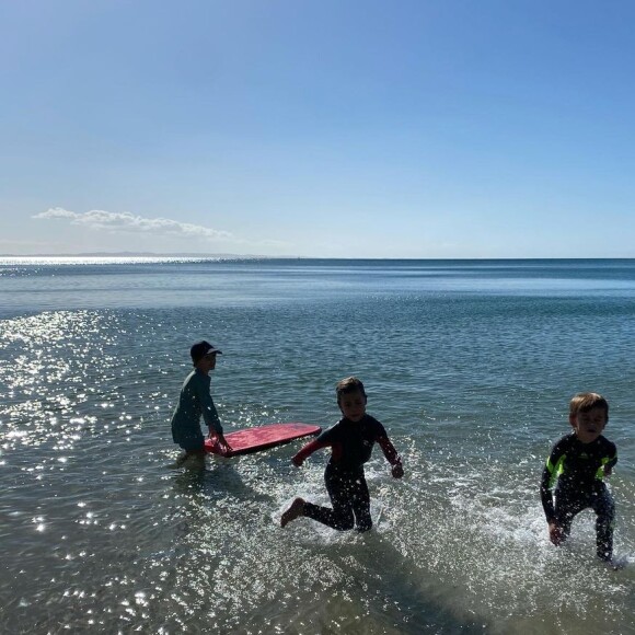 Elsa Pataky et ses jumeaux Sasha et Tristan font du surf.