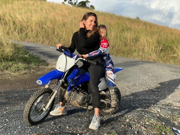 Elsa Pataky et son fils font de la moto cross à la campagne.