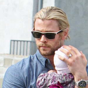 Chris Hemsworth, sa femme Elsa Pataky et leur fille India vont déjeuner au Kreation Kafe a Santa Monica en 2012.