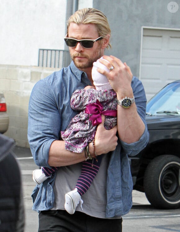 Chris Hemsworth, sa femme Elsa Pataky et leur fille India vont déjeuner au Kreation Kafe a Santa Monica en 2012.