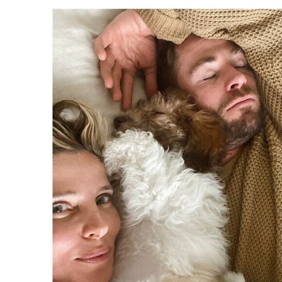 Elsa Pataky et Chris Hemsworth font la sieste.