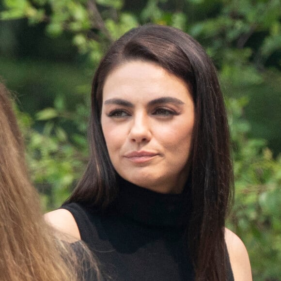 Mila Kunis sur le tournage de "Luckiest Girl Alive" à Toronto, le 21 juillet 2021.