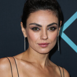 Mila Kunis pose lors du photocall de la soirée "People's Choice Awards" à Santa Monica le 11 novembre 2018.