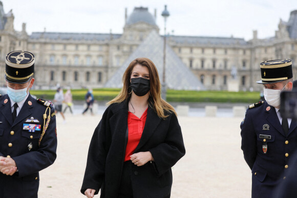 Marlène Schiappa au Musée du Louvre à la rencontre des sapeurs pompiers qui protègent les personnes et les biens du musée, dans le cadre de la réouverture, à Paris. Le 20 Mai 2021. © Bestimage.