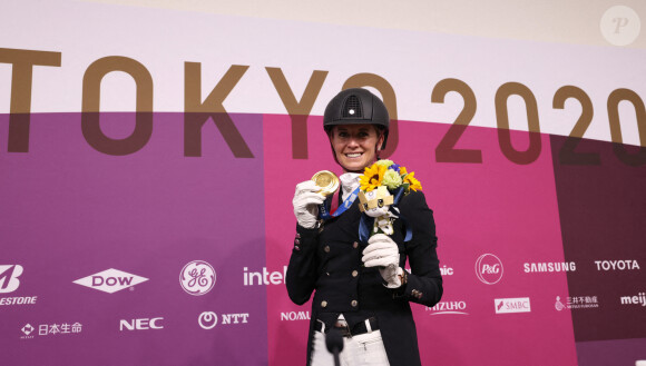 L'Allemande Jessica von Bredow-Werndl médaillée d'or en dressage aux JO de Tokyo le 28 juillet 2021