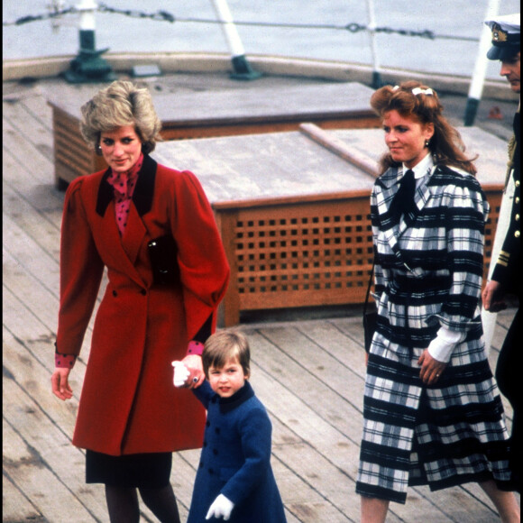 Diana et son fils le prince William avec Sarah Ferguson en 1986. 