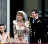 Le prince Andrew et sa femme Sarah Ferguson lors du salut au balcon le jour de leur mariage entourés de Peter Phillips, sa soeur Zara Phillips, Prince Edward, duc de Kent, la reine mère, le prince William au palais de Buckingham à Londres le 3 juillet 1986.