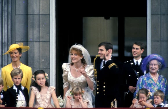 Le prince Andrew et sa femme Sarah Ferguson lors du salut au balcon le jour de leur mariage entourés de Peter Phillips, sa soeur Zara Phillips, Prince Edward, duc de Kent, la reine mère, le prince William au palais de Buckingham à Londres le 3 juillet 1986.