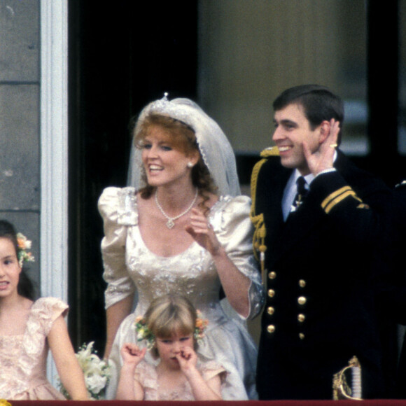 Le prince Andrew et sa femme Sarah Ferguson lors du salut au balcon le jour de leur mariage entourés de Peter Phillips, sa soeur Zara Phillips, Prince Edward, duc de Kent, la reine mère, le prince William au palais de Buckingham à Londres le 3 juillet 1986.